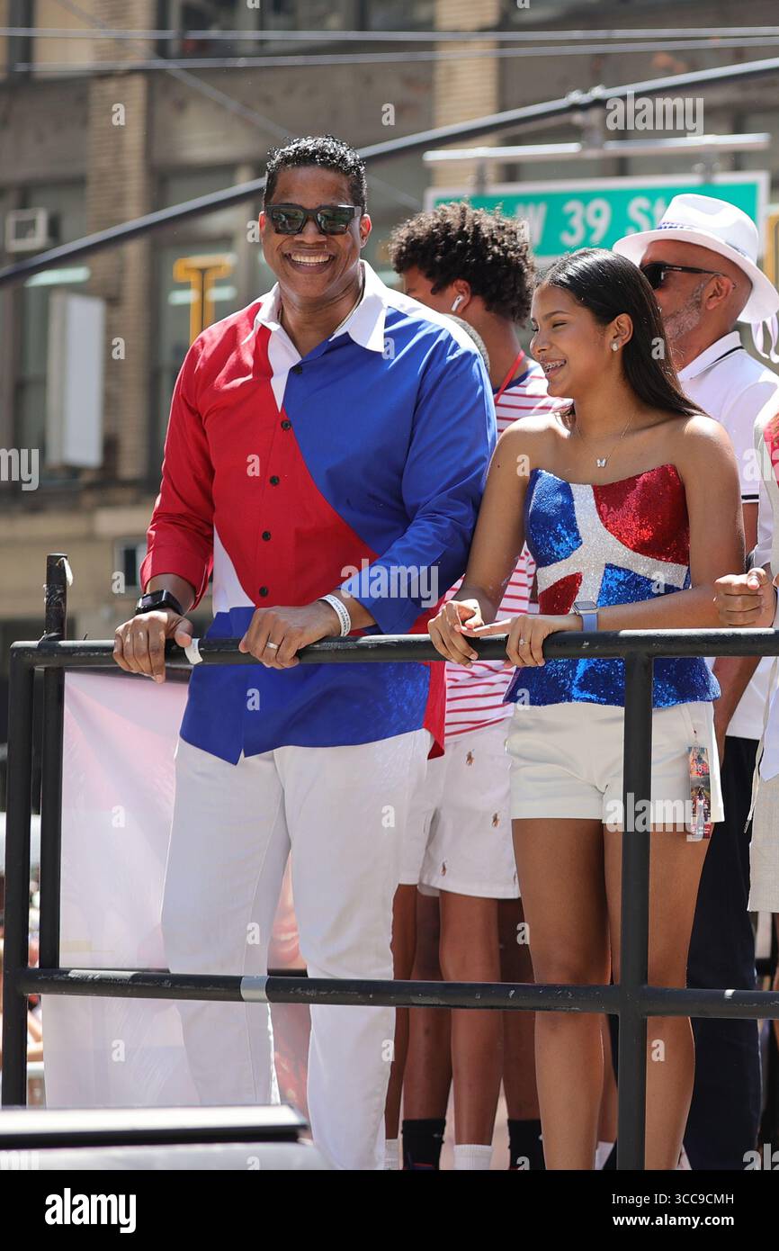 New York, Stati Uniti. 10 agosto 2025. NEW YORK, NEW YORK - 10 AGOSTO 2025: Jandy Ventura marcia lungo Avenue of the Americas durante la Dominican Day Parade a Manhattan. L'annuale National Dominican Day Parade celebra il patrimonio dominicano e l'unità delle comunità dominicane e americane, attirando migliaia di spettatori lungo il percorso dalla 39th Street alla 54th Street. (Foto: Luiz Rampelotto/EuropaNewswire/Sipa USA) credito: SIPA USA/Alamy Live News Foto Stock
