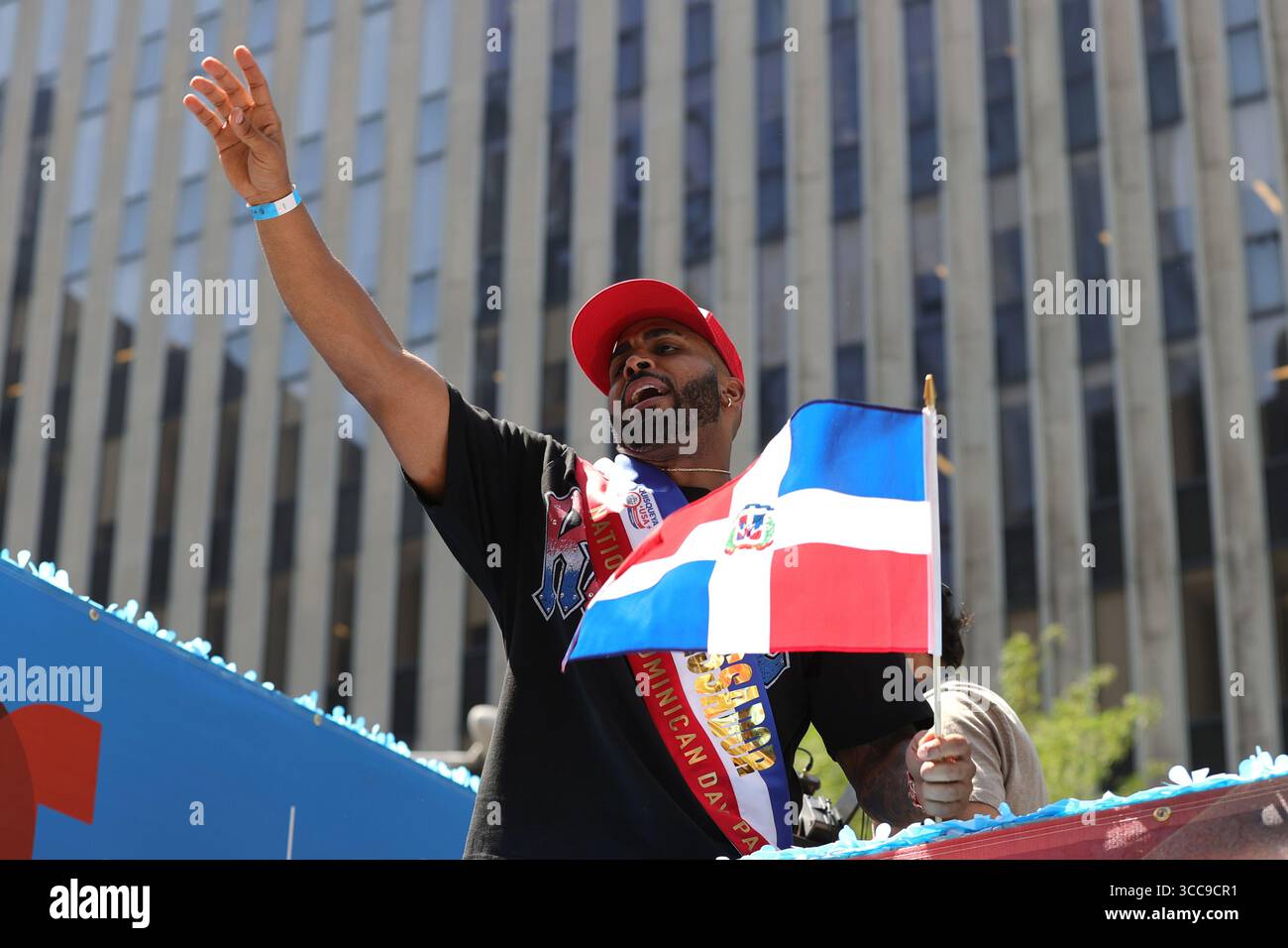 New York, Stati Uniti. 10 agosto 2025. NEW YORK, NEW YORK - 10 AGOSTO 2025: Jandy Ventura marcia lungo Avenue of the Americas durante la Dominican Day Parade a Manhattan. L'annuale National Dominican Day Parade celebra il patrimonio dominicano e l'unità delle comunità dominicane e americane, attirando migliaia di spettatori lungo il percorso dalla 39th Street alla 54th Street. (Foto: Luiz Rampelotto/EuropaNewswire/Sipa USA) credito: SIPA USA/Alamy Live News Foto Stock