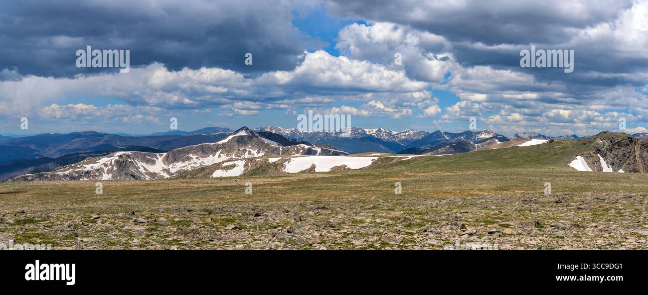 Summer Mountain Top - Un panorama in cima alla Flattop Mountain, in una giornata estiva tempestosa, con Snowdrift Peak che si innalza sopra un'ampia tundra piatta ma rocciosa. Foto Stock