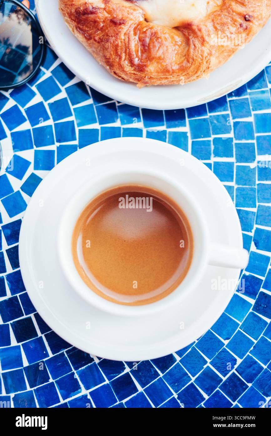 Espresso e pasticceria sul tavolo Café Blue Mosaic Foto Stock