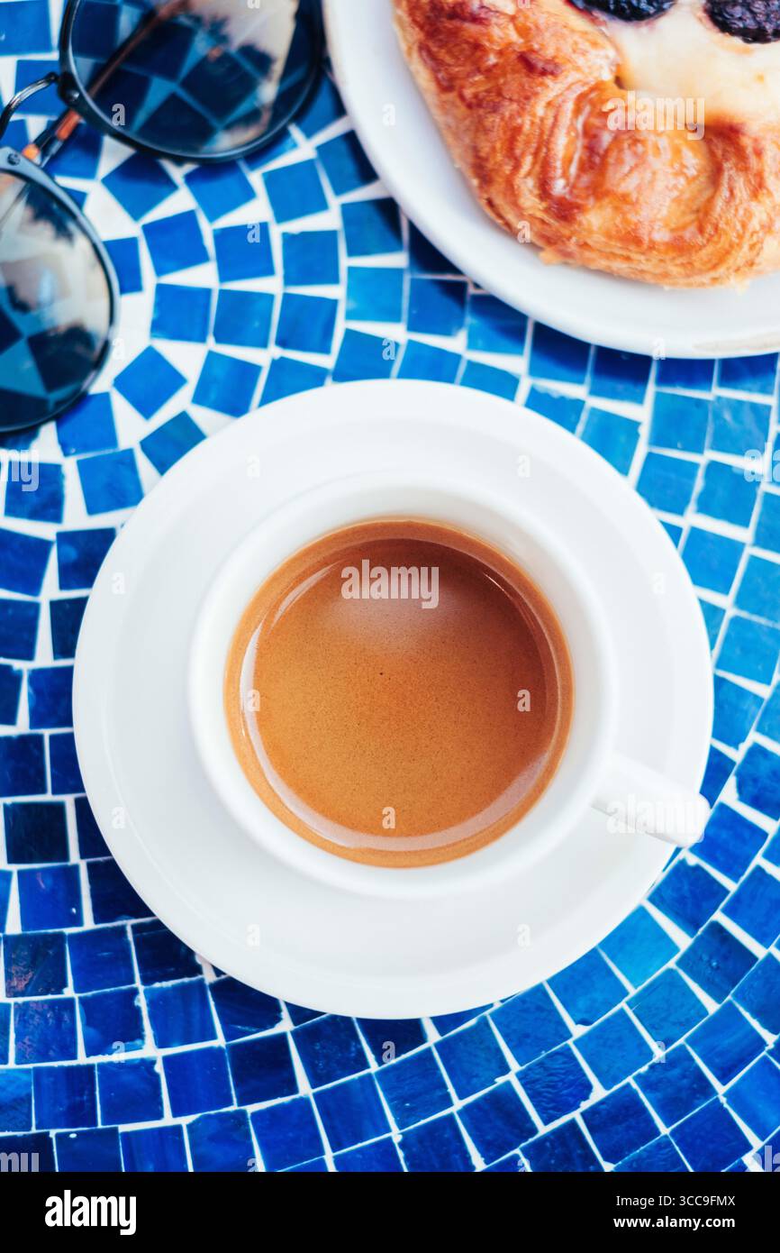 Espresso, occhiali da sole e pasticceria all'Outdoor Café Foto Stock