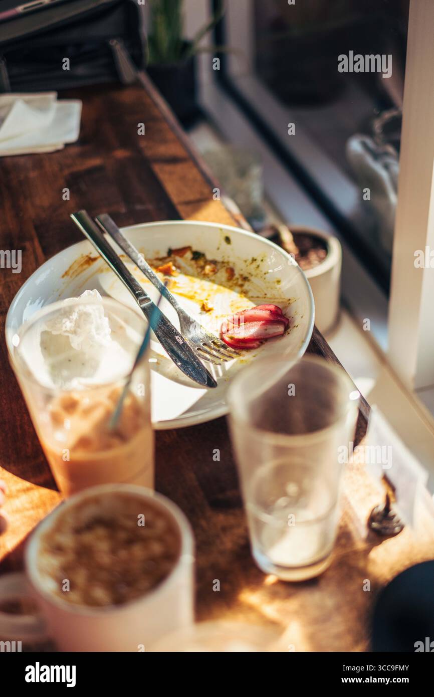 Piatto della colazione vuoto e bevande al Café Table Foto Stock