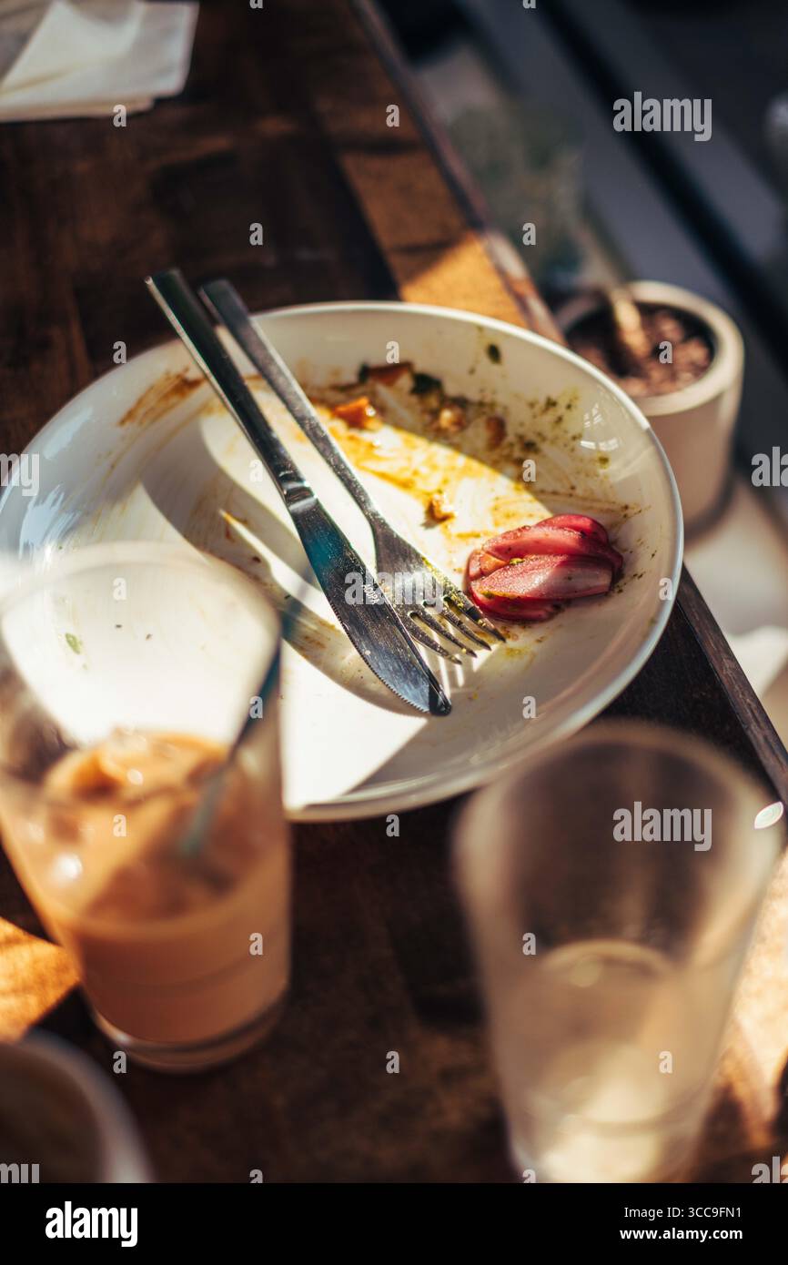 Primo piano del piatto finito della colazione alla luce del sole Foto Stock