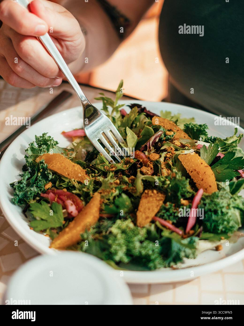 Insalata fresca con agrumi ed erbe aromatiche Foto Stock