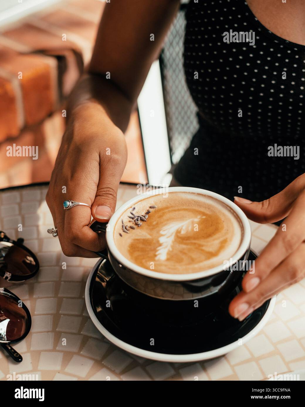 Latte con croissant e pasticceria all'Outdoor Café Foto Stock
