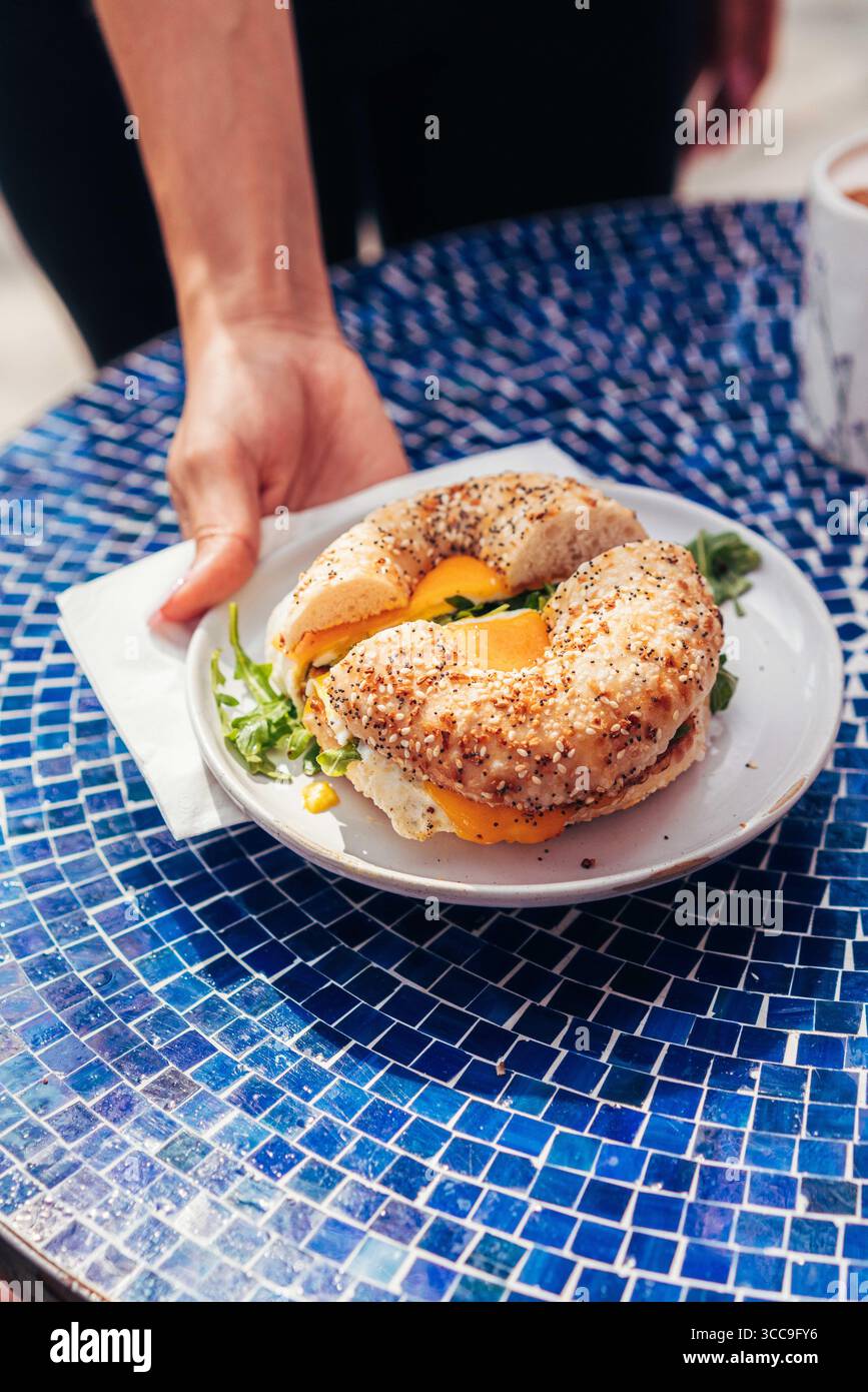 Bagel Sandwich appena preparato servito su piatto bianco Foto Stock