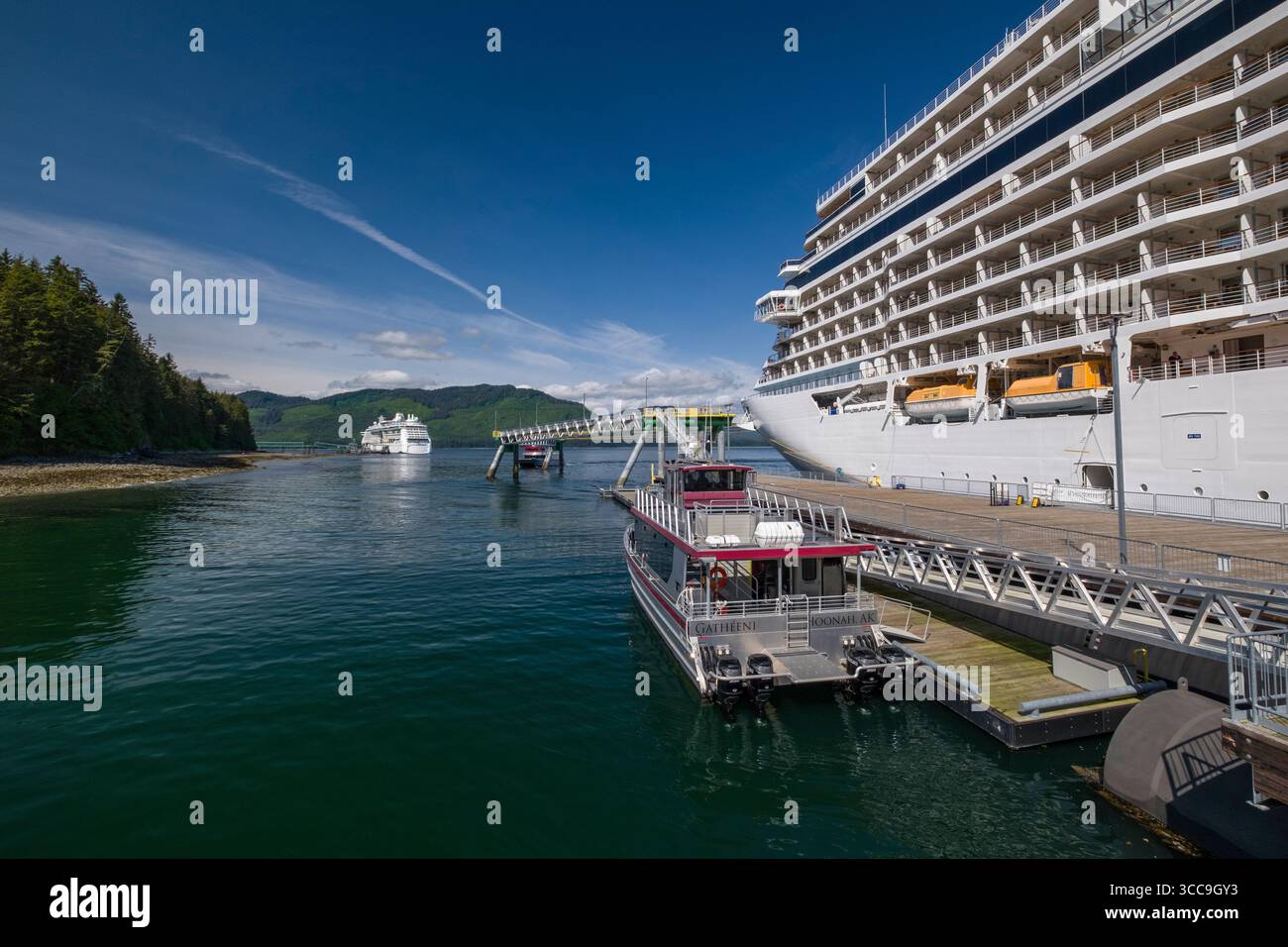 Nave da crociera Seven Seas Explorer attraccata al terminal delle crociere Icy Strait, Hoonah, Chichagof Island, Alaska, Stati Uniti Foto Stock