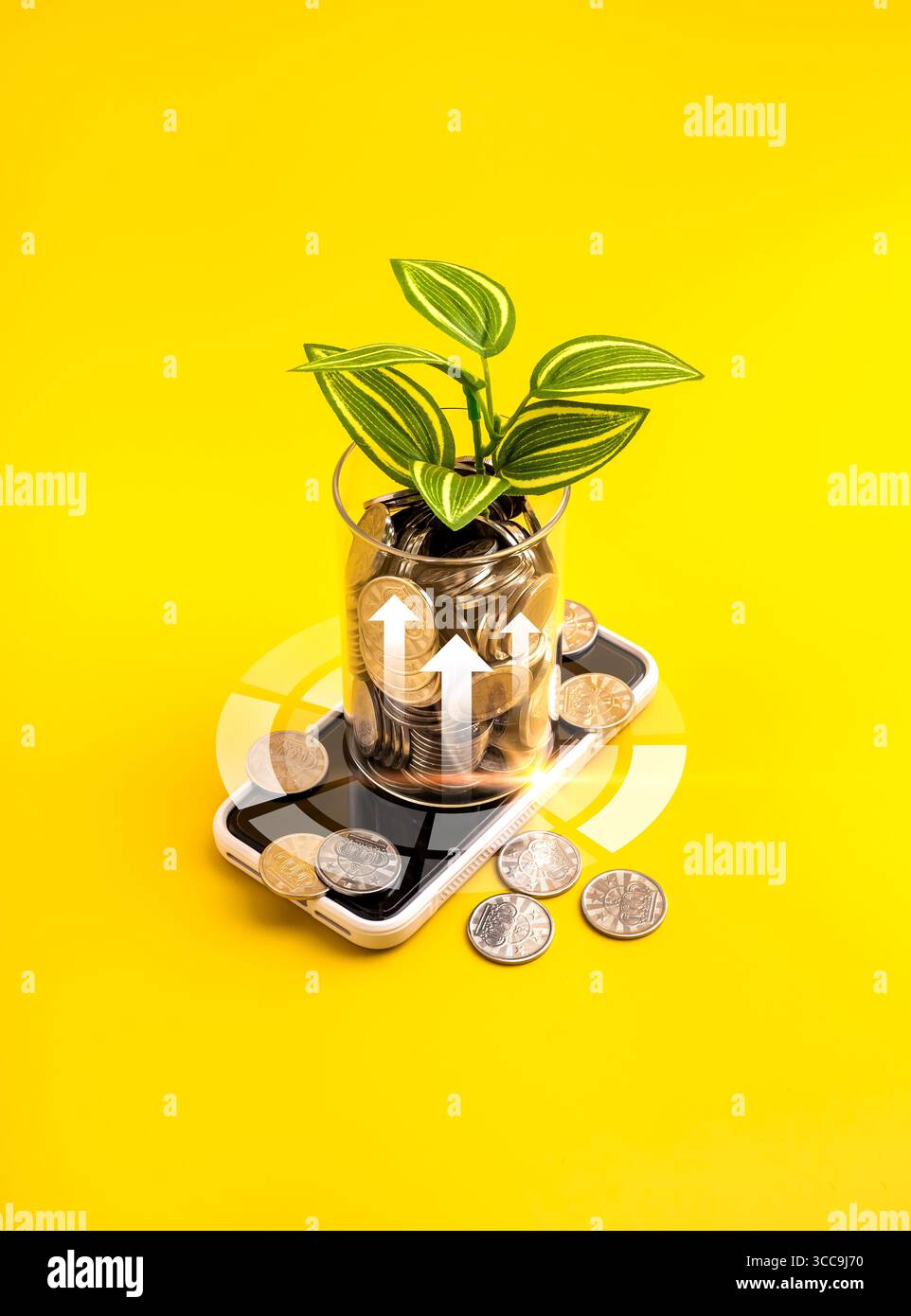 Vaso di vetro con monete e piante che crescono su smartphone su sfondo giallo verticale, concetto di crescita finanziaria, investimento digitale, tecnologia fintech, mobile Foto Stock