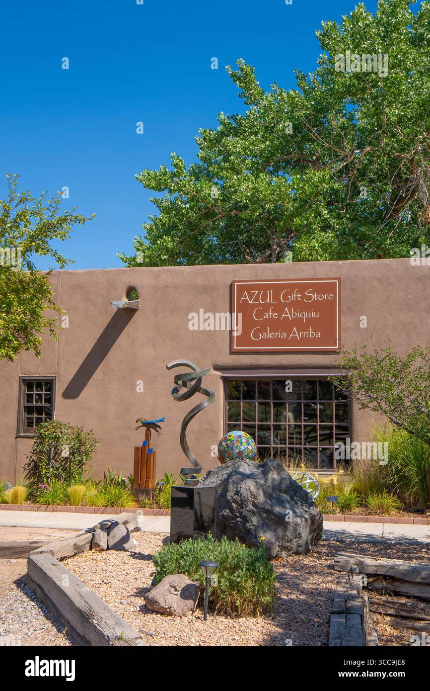 Abiquiuí Inn, Abiquiuí, New Mexico. Abiquiú è apprezzata dai viaggiatori per la sua vicinanza a canyon, fiumi e montagne. Foto Stock