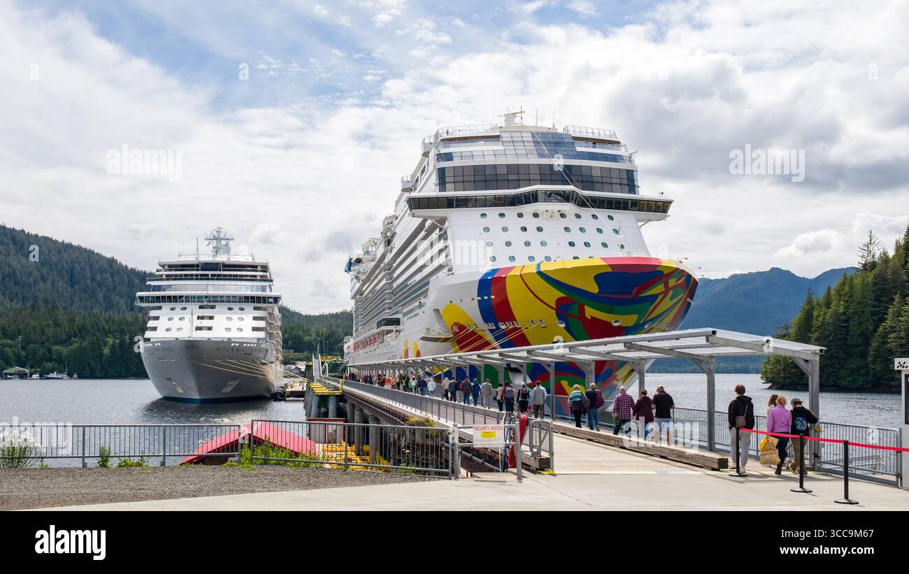 Norwegian Encore una nave da crociera di prima classe che fa da miniera della Seven Seas Explorer attraccata al molo della Norwegian Cruise Line, Ward Cove, Revillag Foto Stock
