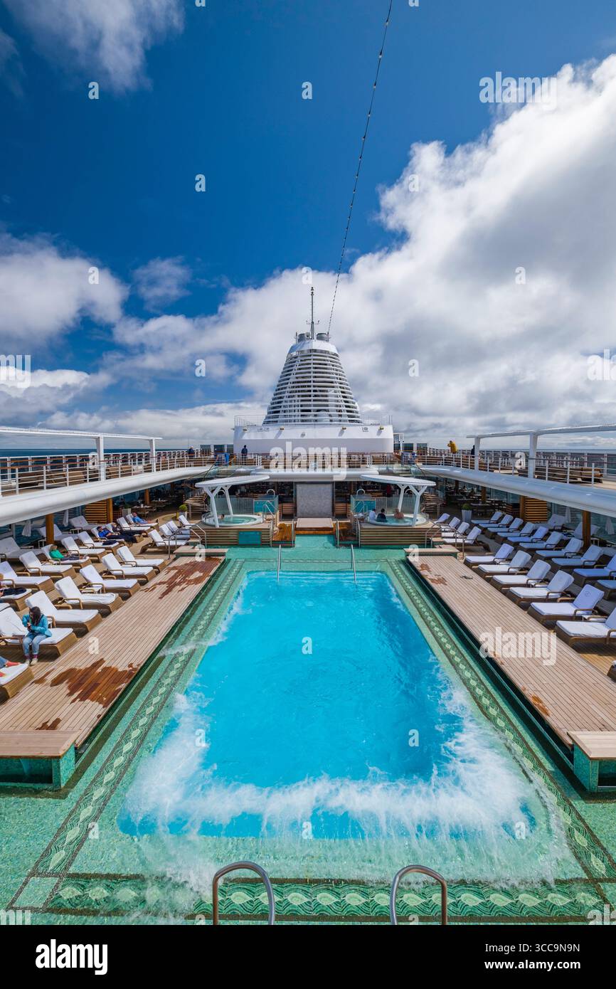 Piscina sul ponte 11 del Seven Seas Explorer, Oceano Pacifico al largo della costa del Canada Foto Stock