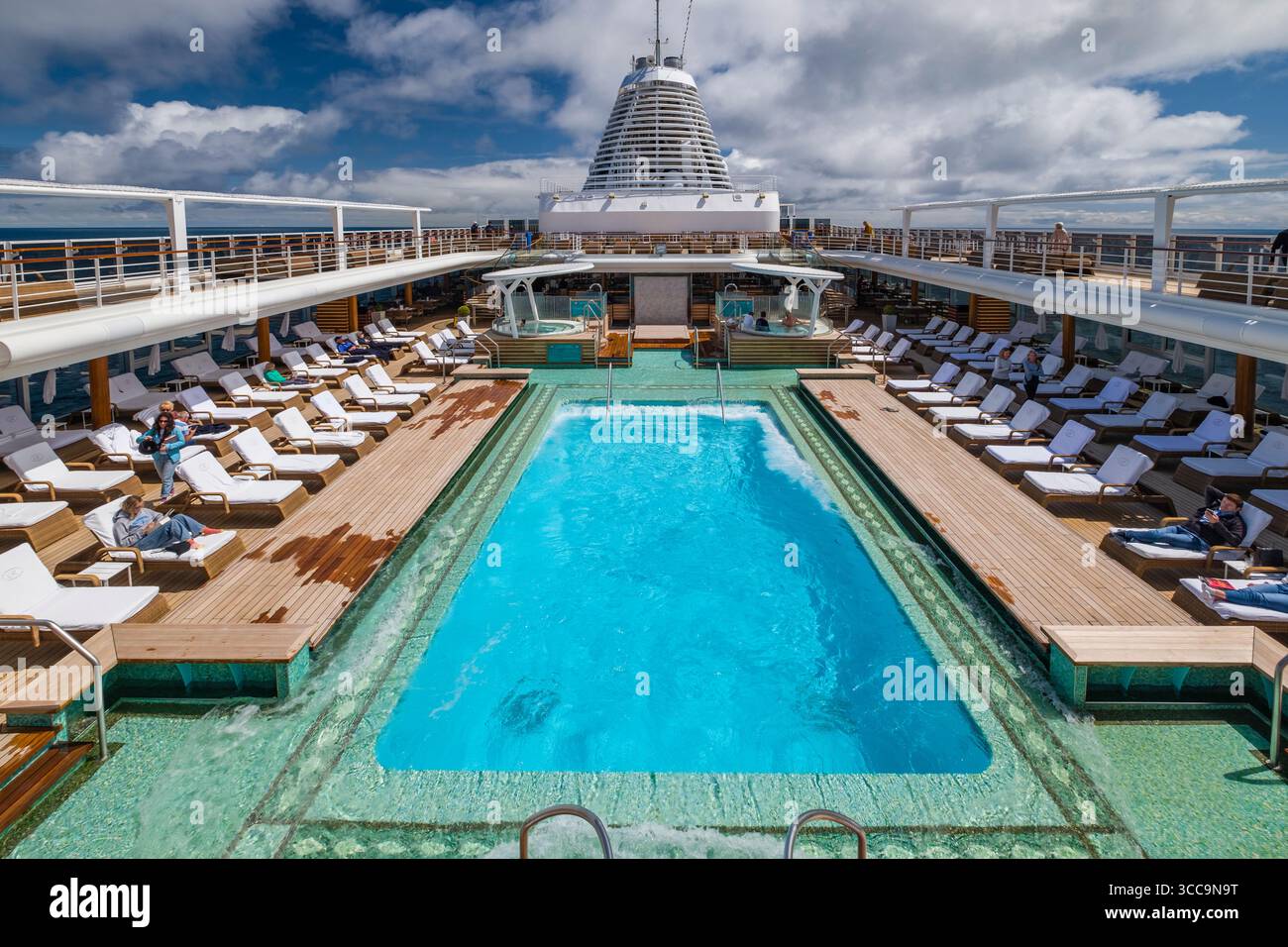 Piscina sul ponte 11 del Seven Seas Explorer, Oceano Pacifico al largo della costa del Canada Foto Stock