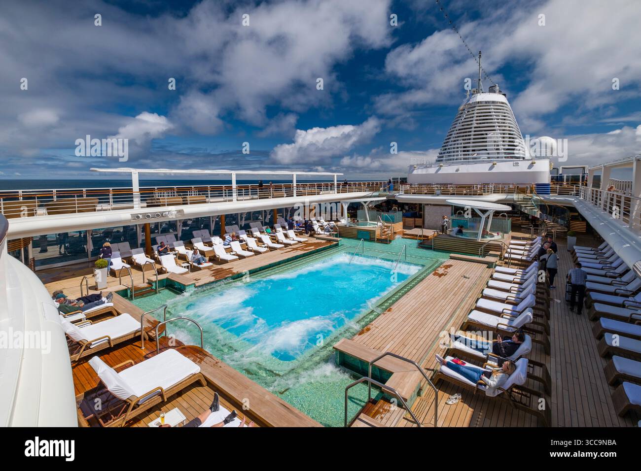 Piscina sul ponte 11 del Seven Seas Explorer, Oceano Pacifico al largo della costa del Canada Foto Stock