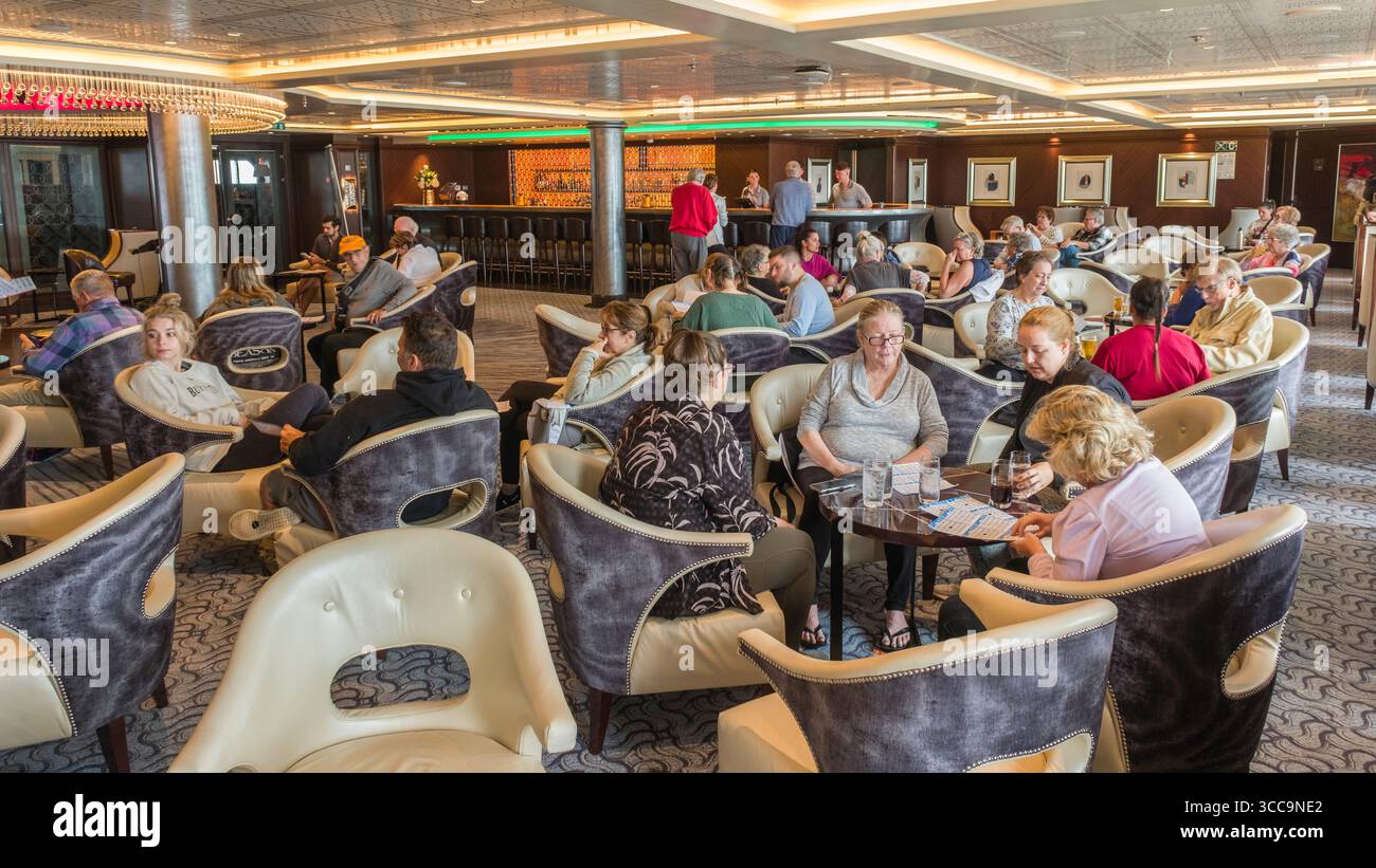 Passeggeri seduti nella Explore Lounge sul ponte 4 giocando a Bingo, nave da crociera Seven Seas Explorer Foto Stock