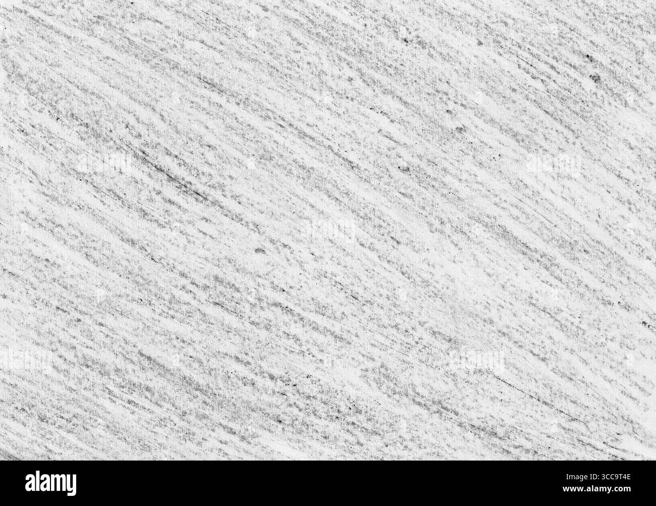Lo sfondo viene riempito con tratti diagonali. Consistenza di pastelli di cera, gesso, matite. Diverse sfumature di grigio. Sfondo bianco. In alcuni punti i colori sono più ricchi, in altri più leggeri. Monocromatico. Foto Stock