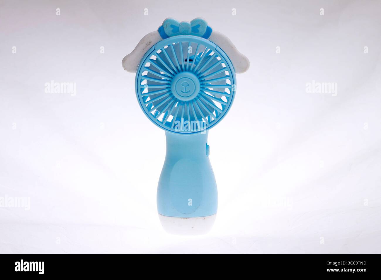 Ventola portatile blu isolata su sfondo bianco. Foto Stock