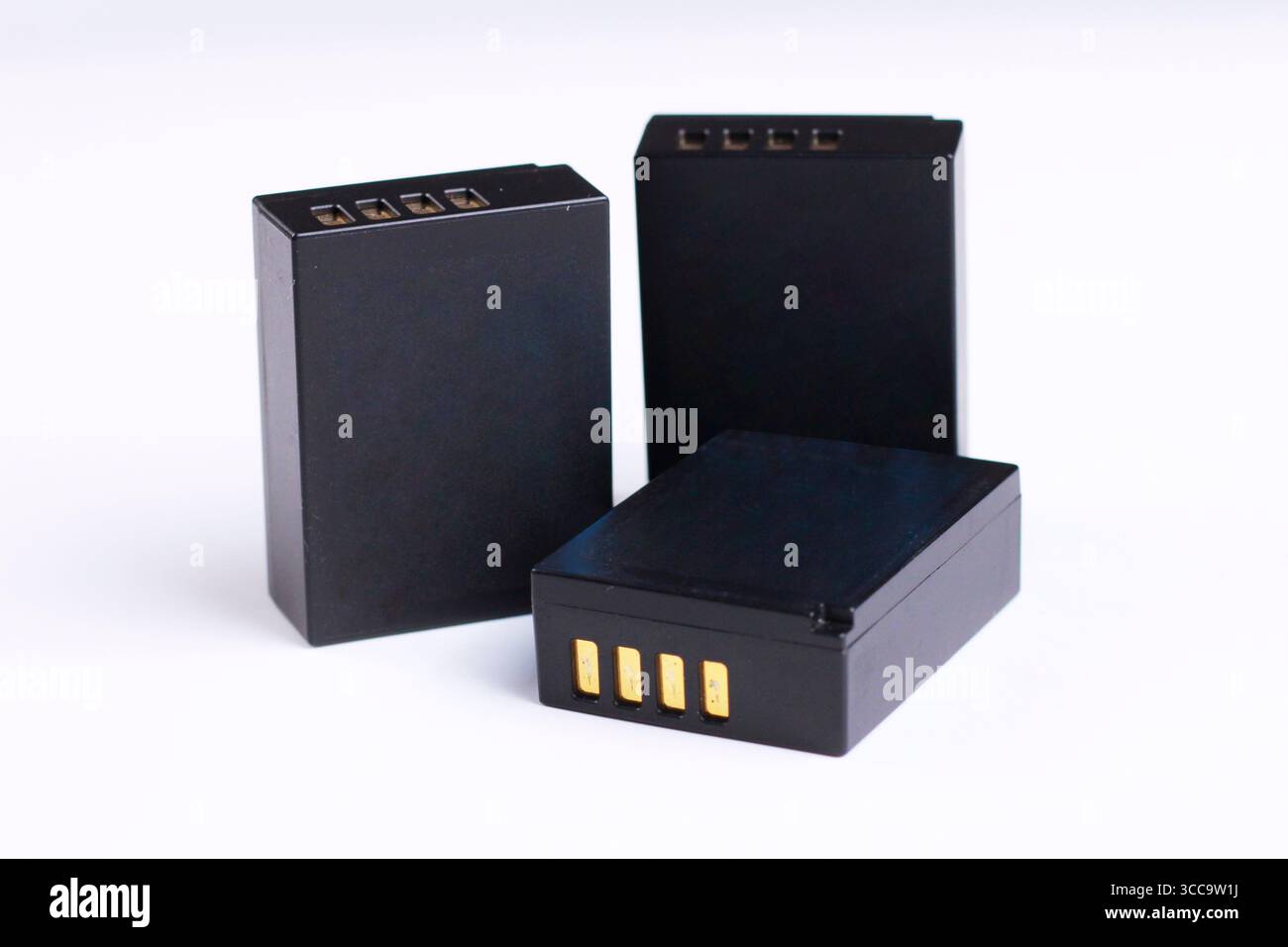Batteria ricaricabile nera per fotocamera digitale isolata su sfondo bianco. Foto Stock