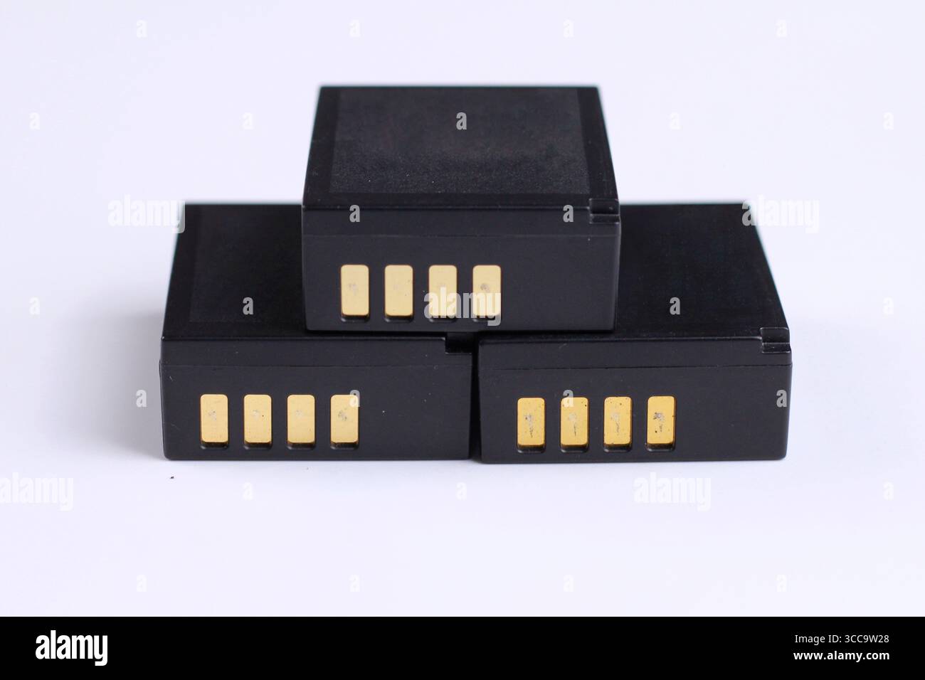 Batteria ricaricabile nera per fotocamera digitale isolata su sfondo bianco. Foto Stock