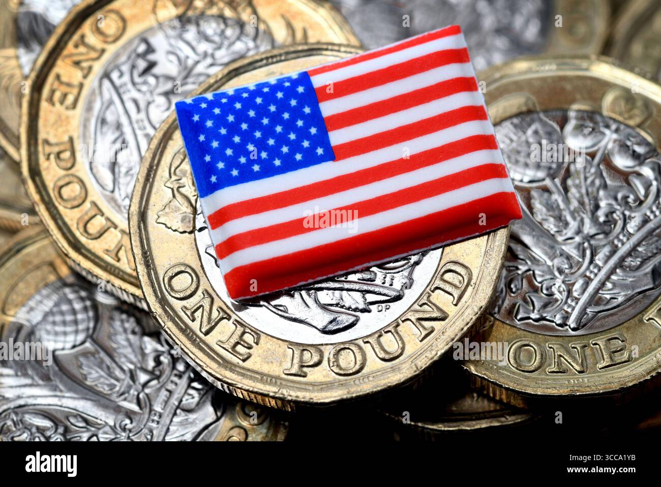 LE MONETE DA UNA STERLINA BRITANNICA CON BANDIERA AMERICANA SONO SOGGETTE A DAZI STATUNITENSI CHE SCAMBIANO IL TASSO DI CAMBIO DEL DOLLARO ECONOMICO ETC UK Foto Stock
