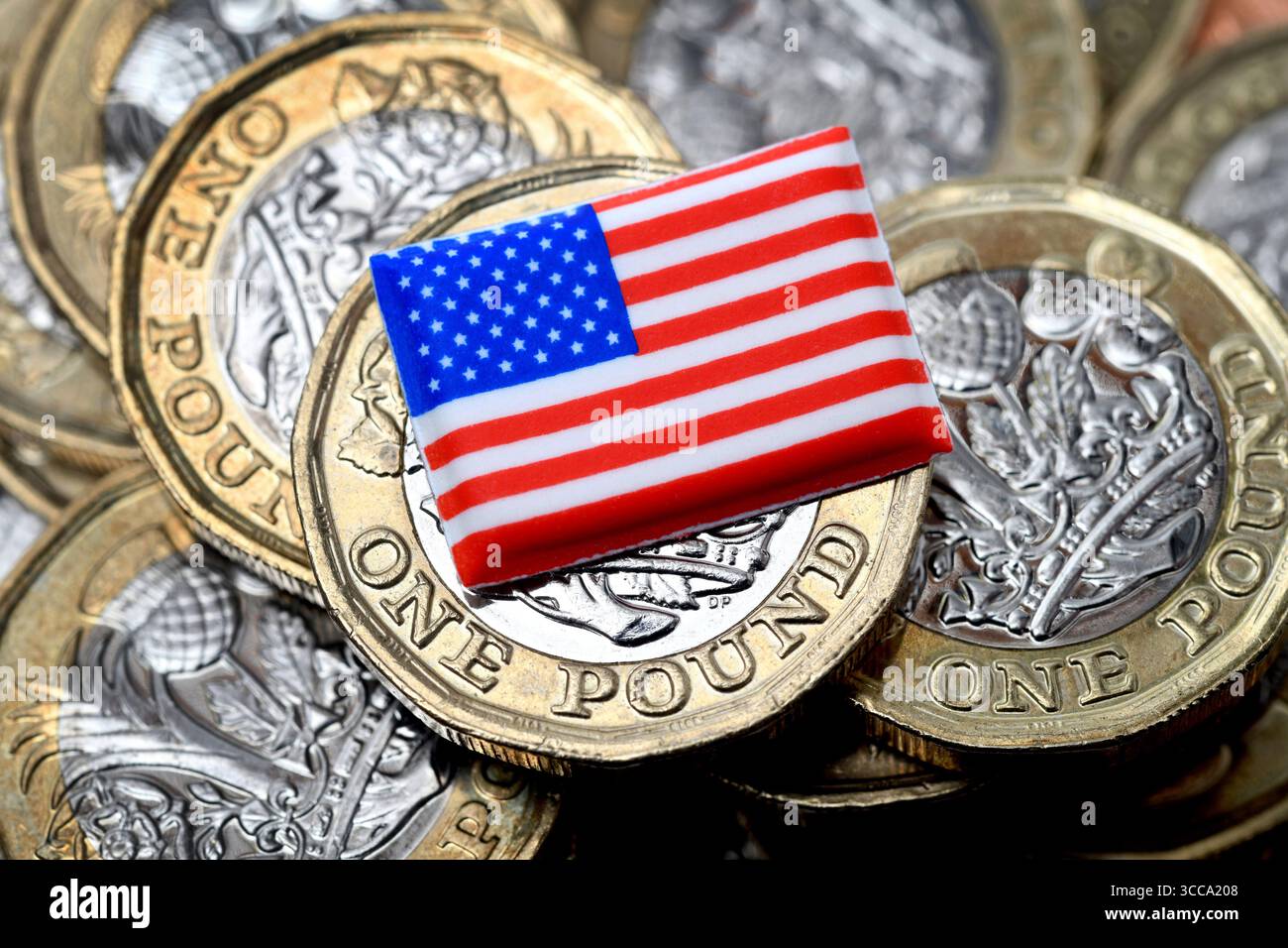 LE MONETE DA UNA STERLINA BRITANNICA CON BANDIERA AMERICANA SONO SOGGETTE A DAZI STATUNITENSI CHE SCAMBIANO IL TASSO DI CAMBIO DEL DOLLARO ECONOMICO ETC UK Foto Stock