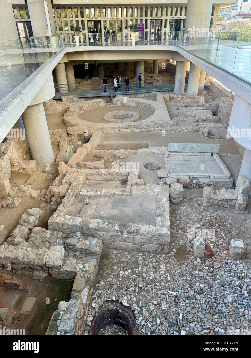 Ingresso al Museo dell'Acropoli di Atene, Grecia, che mostra le rovine archeologiche sotto l'edificio moderno. - Immagine stock catturata con smartphone