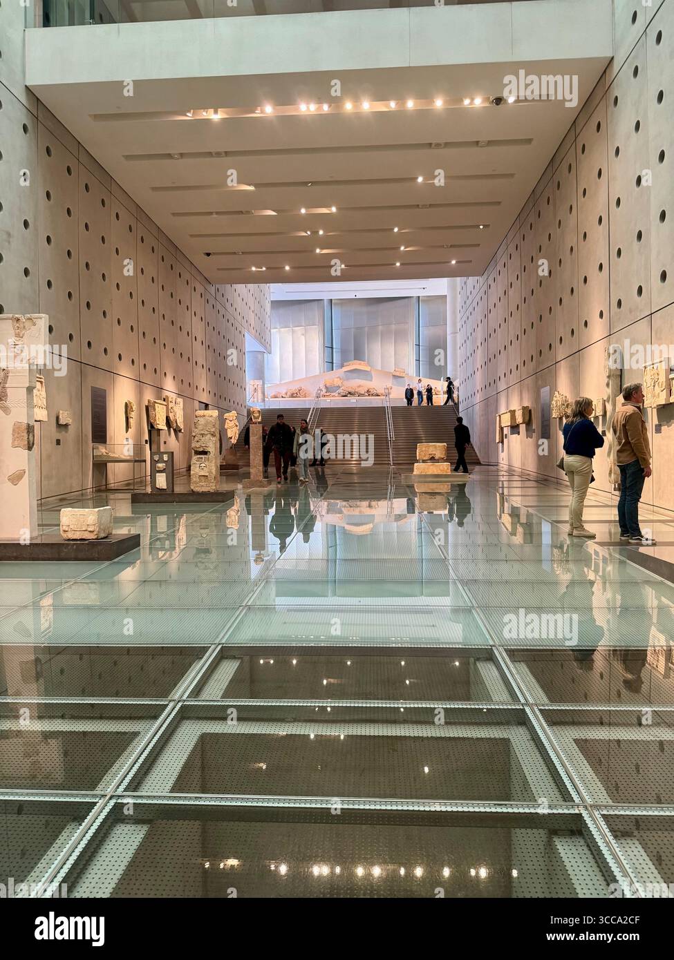 Vedute interne del Museo dell'Acropoli di Atene, Grecia, con moderni pavimenti in vetro e mostre archeologiche. - Immagine stock catturata con smartphone