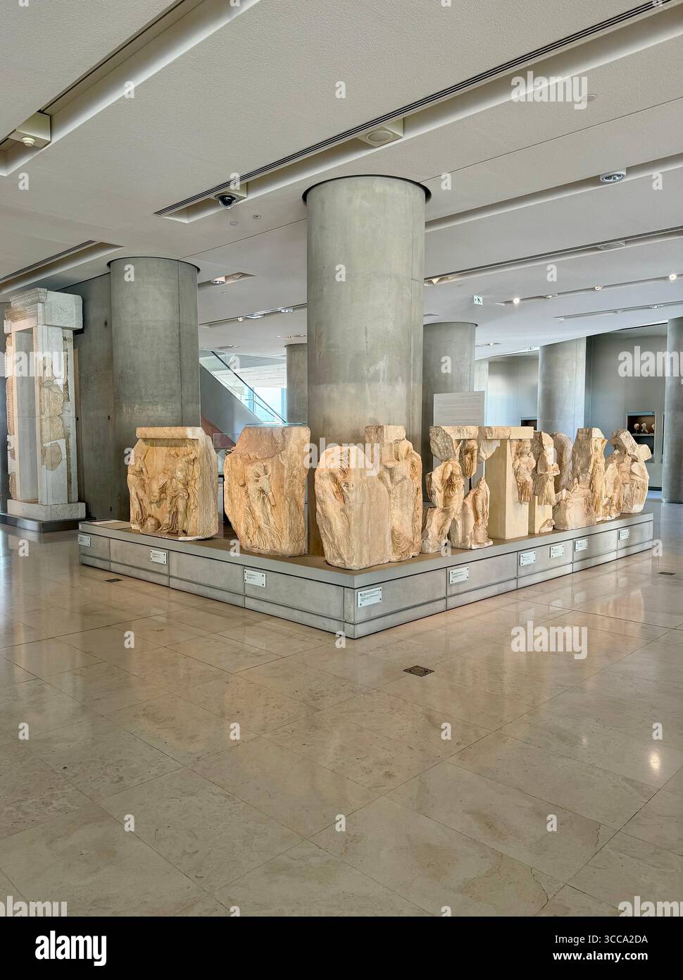Vedute interne del Museo dell'Acropoli di Atene, in Grecia, che mostra antiche sculture in marmo e manufatti classici. - Immagine stock catturata con smartphone