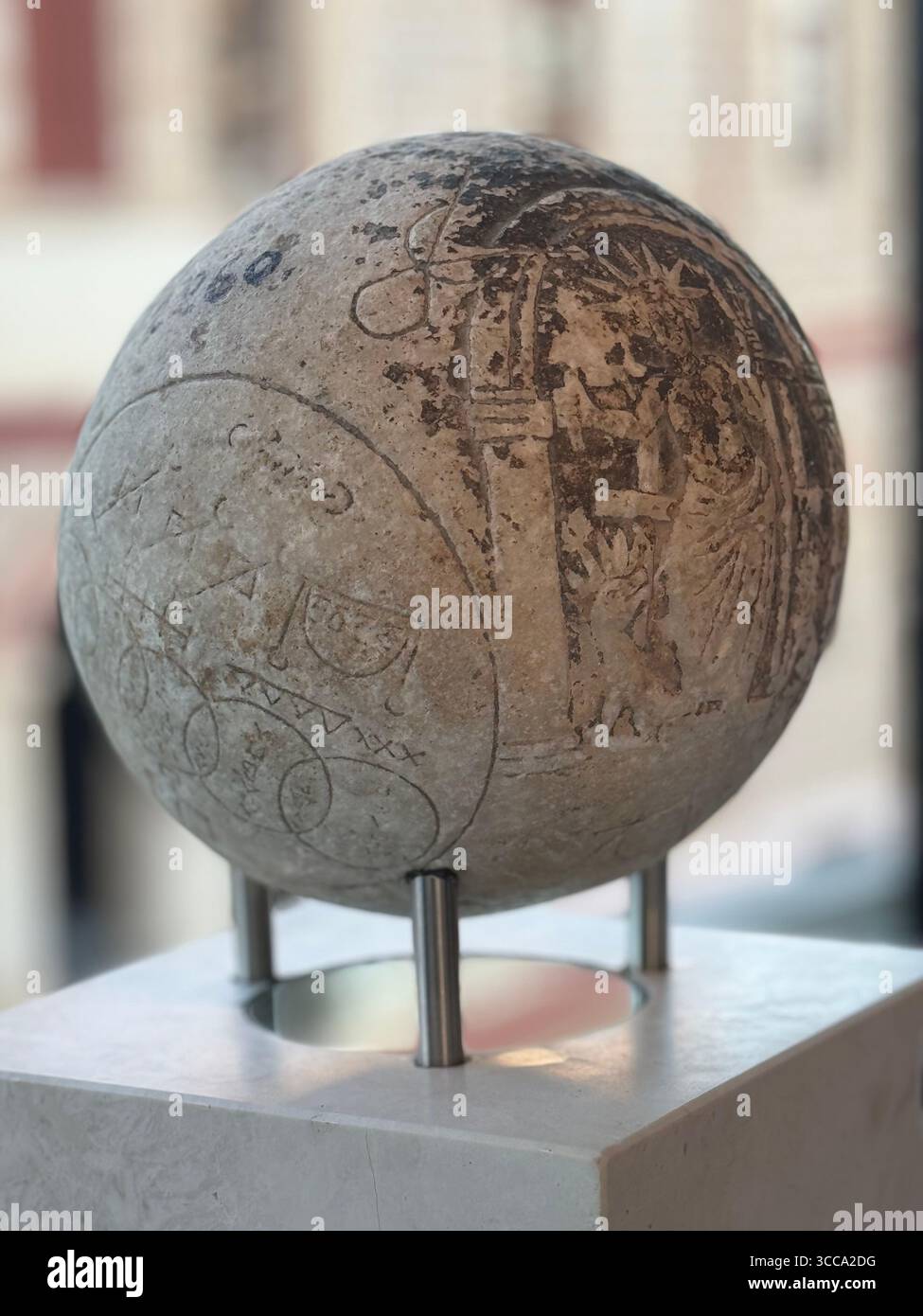 Artefatto della sfera in pietra scolpita esposto al Museo dell'Acropoli di Atene, Grecia. - Immagine stock catturata con smartphone