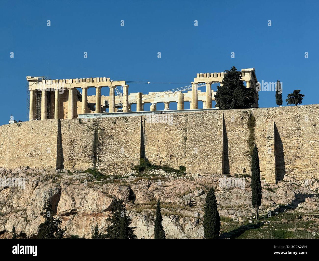 Vista dell'Acropoli e del tempio del Partenone sulla cima della collina di Atene, Grecia. - Immagine stock catturata con smartphone
