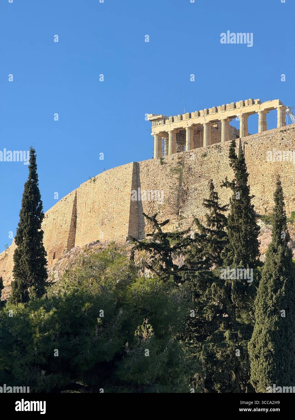 Vista dell'Acropoli e del tempio del Partenone sulla cima della collina di Atene, Grecia. - Immagine stock catturata con smartphone