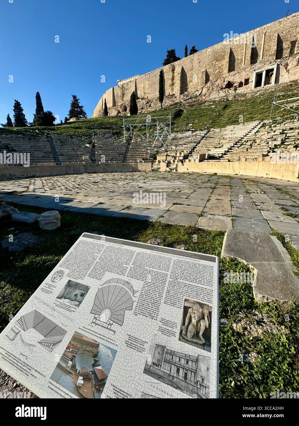 Antico teatro di Dioniso, posti a sedere in pietra e rovine con sfondo sulla collina dell'Acropoli ad Atene - Immagine stock catturata con smartphone