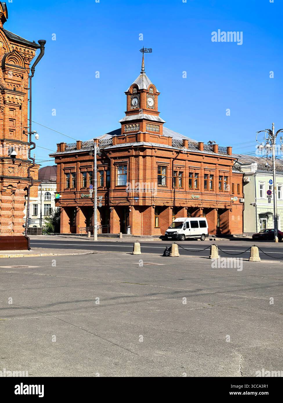 Vladimir, Oblast' di Vladimirskaya, Russia - 07.26.2025. Edificio di Sberbank in via Bolshaya Moskovskaya con torre dell'orologio in una giornata di sole. Foto Stock