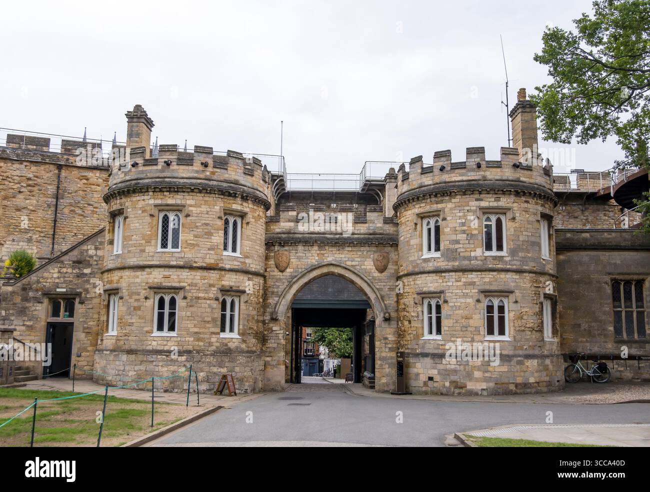 Vista dell'ingresso est del castello di Lincoln dall'interno del castello Foto Stock