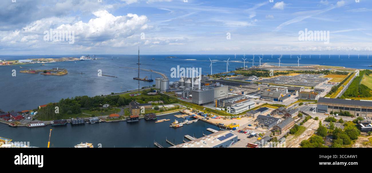 Vista aerea del porto di Copenhagen, dell'impianto Waste to Energy e delle turbine eoliche Foto Stock