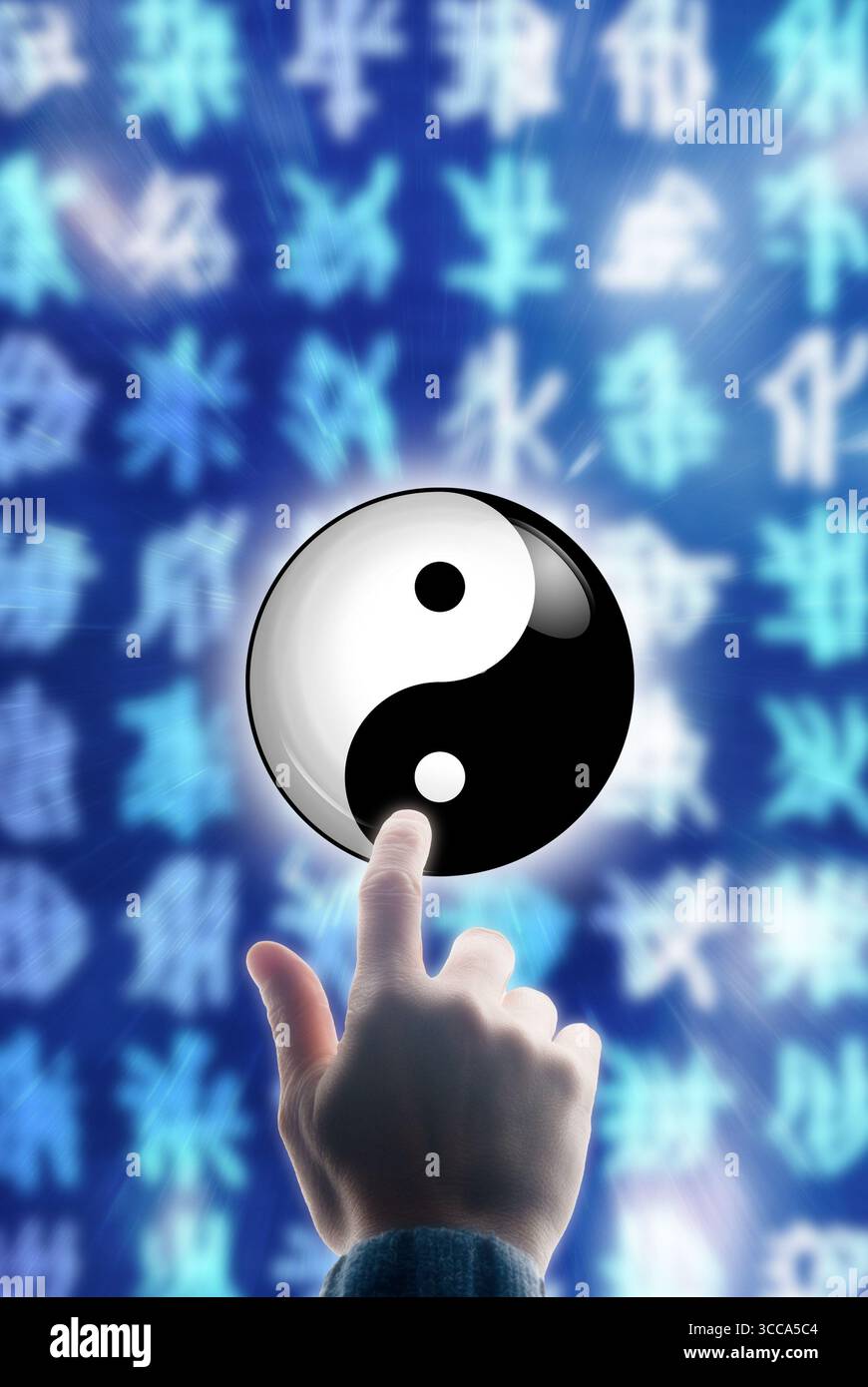 mano che tocca all'interno di un lucente simbolo yin-yang, che rappresenta equilibrio, armonia, connessione e unità spirituale Foto Stock