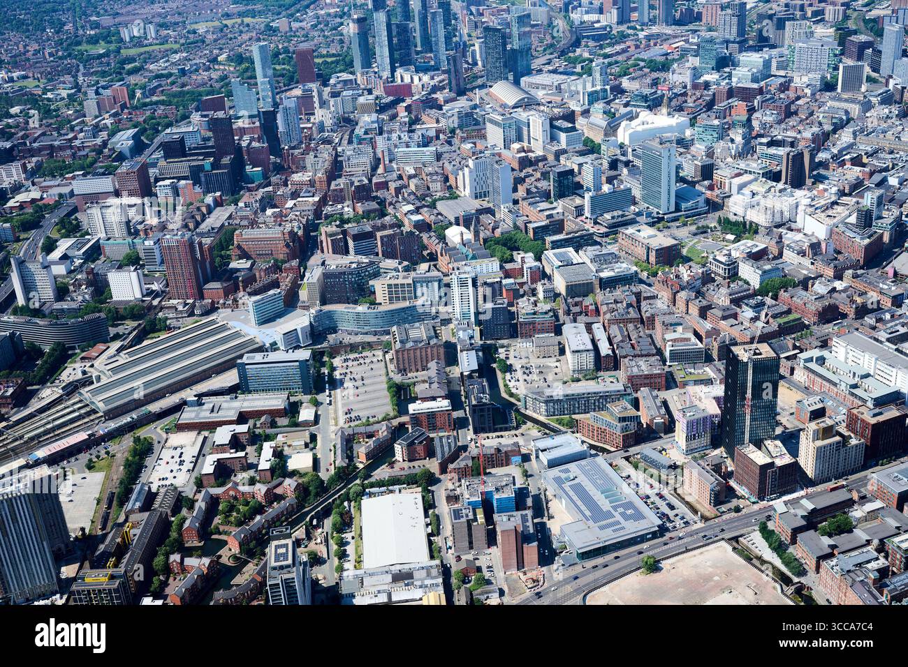 Un drone di Manchester City Centre da est, Lancashire, Inghilterra nord-occidentale, Regno Unito che mostra la stazione di Piccadilly Foto Stock