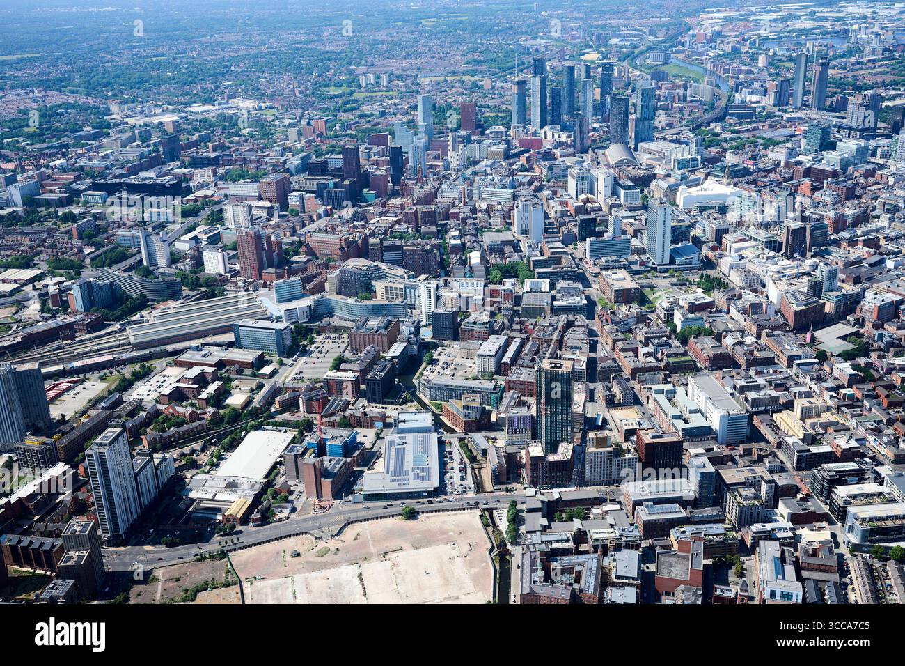 Un drone di Manchester City Centre da est, Lancashire, Inghilterra nord-occidentale, Regno Unito che mostra la stazione di Piccadilly Foto Stock