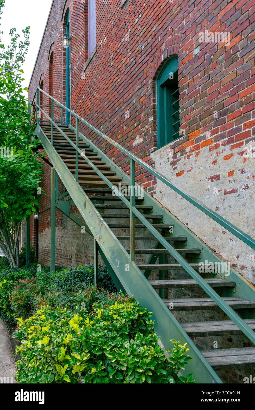 Una lunga rampa di scale corre all'esterno di un edificio in mattoni, Smithville, Texas, USA. Foto Stock
