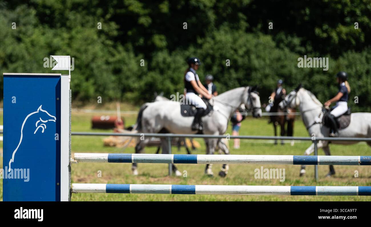 Kirchen Hausen, Germania. 10 agosto 2025. I cavalieri si preparano per saltare con i loro cavalli durante uno spettacolo ippico a Kirchen-Hausen. Crediti: Silas Stein/dpa/Alamy Live News Foto Stock