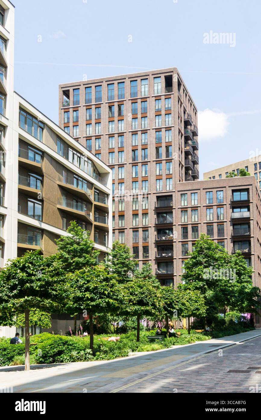 Jellicoe Gardens, Lewis Cubitt Walk, King's Cross, Londra. Guardando a nord verso Fenman House edificio di appartamenti, completato nel 2017. Foto Stock