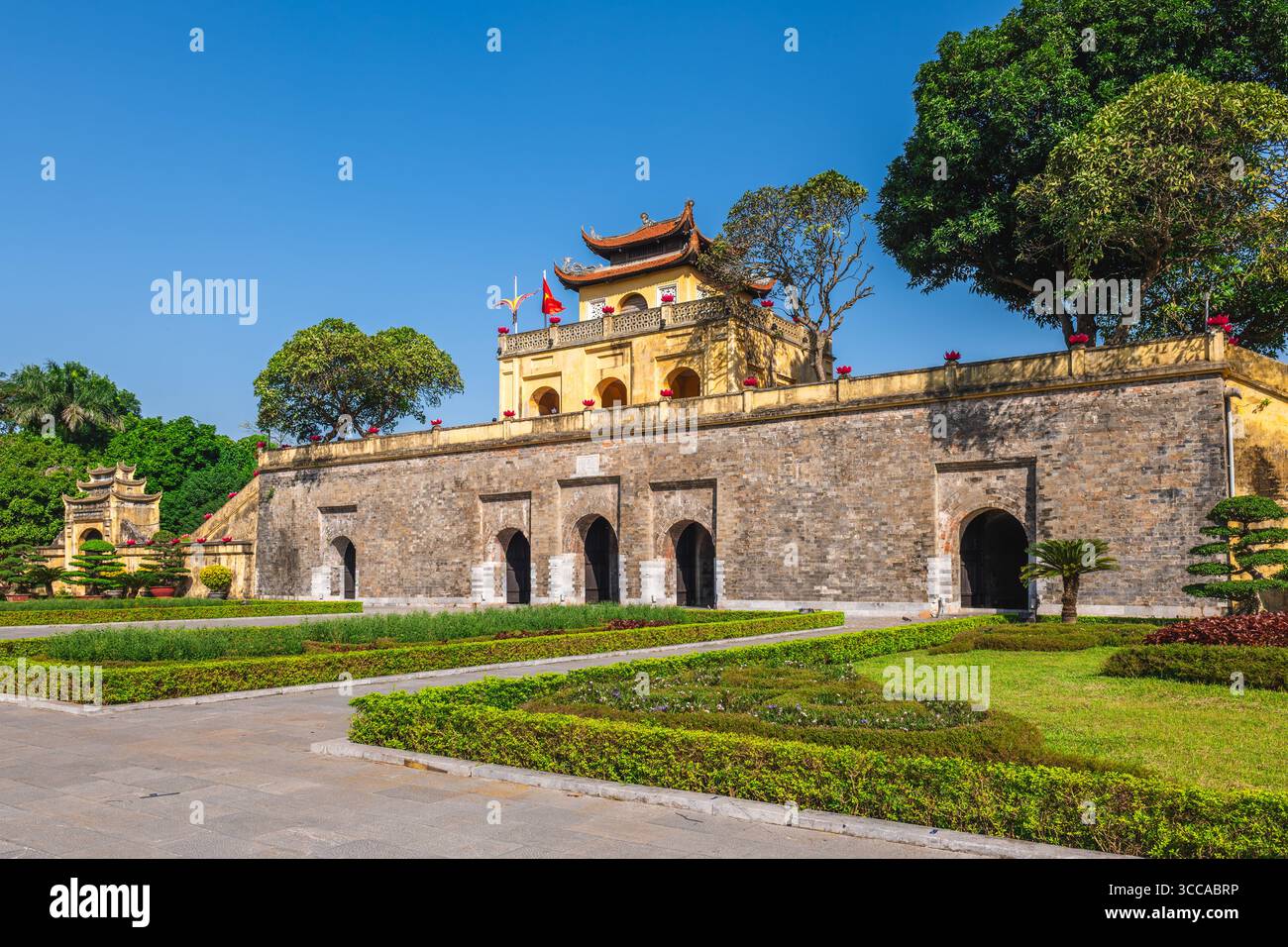Doan Mon, la porta principale della Cittadella Imperiale di Thang Long ad Hanoi, Vietnam. Traduzione: 'Doan Mon' Foto Stock