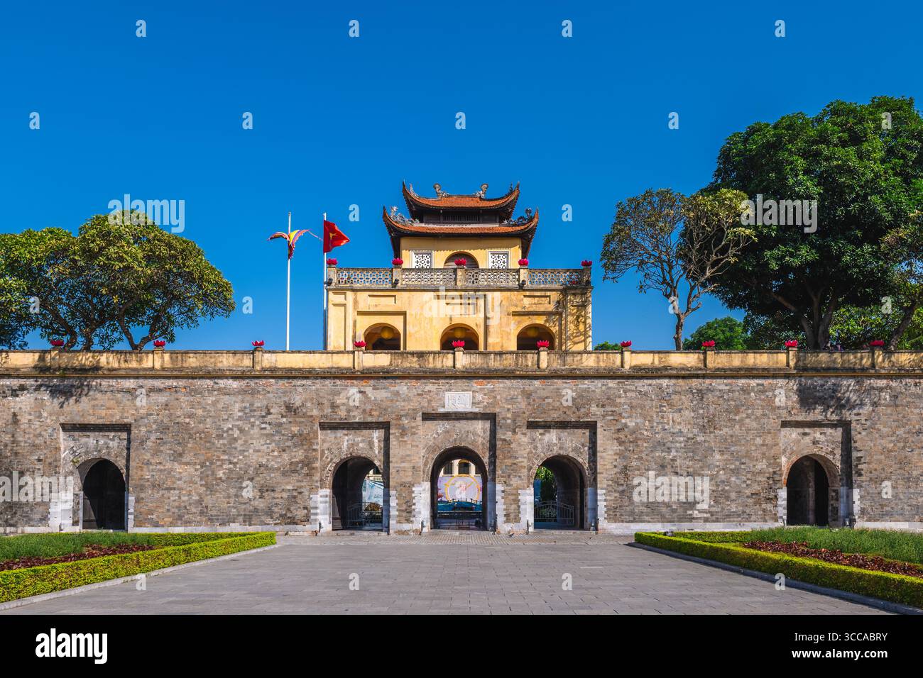 Doan Mon, la porta principale della Cittadella Imperiale di Thang Long ad Hanoi, Vietnam. Traduzione: 'Doan Mon' Foto Stock