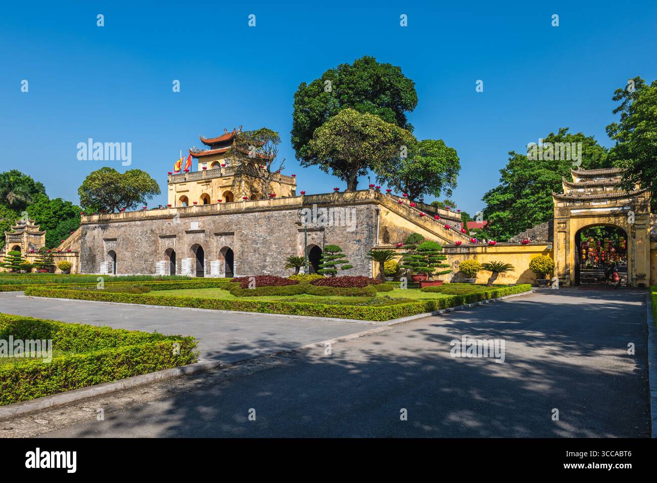 Doan Mon, la porta principale della Cittadella Imperiale di Thang Long ad Hanoi, Vietnam. Traduzione: 'Doan Mon' Foto Stock