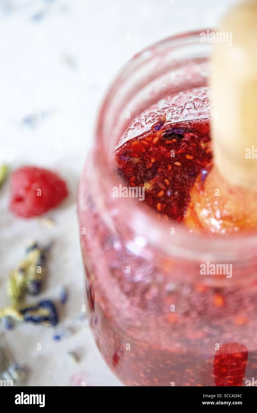 Ricco sciroppo di lamponi con Lavanda e Fiore di pisello in vaso Foto Stock
