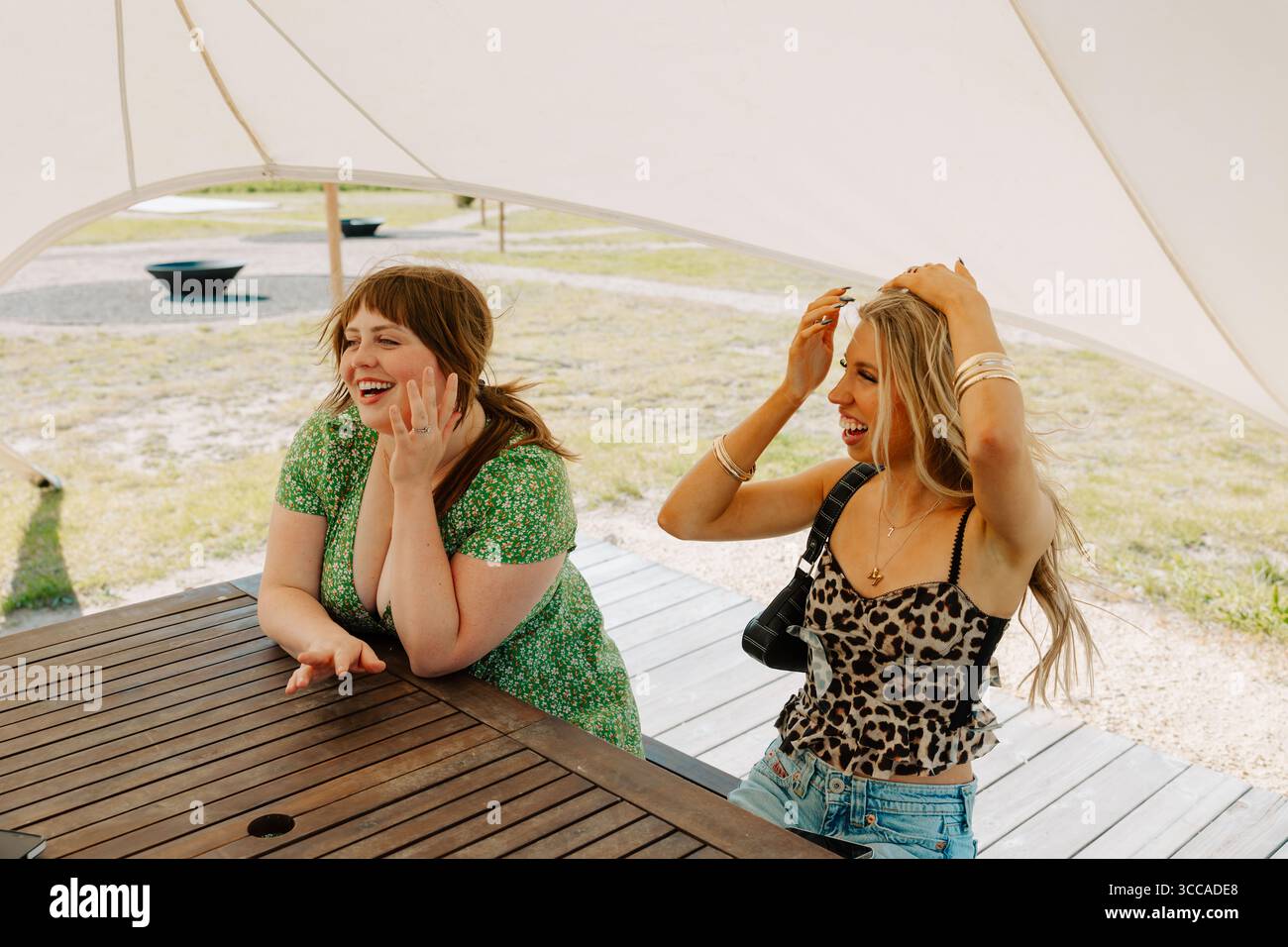 Due amici felici che ridono e si divertono all'aperto Foto Stock