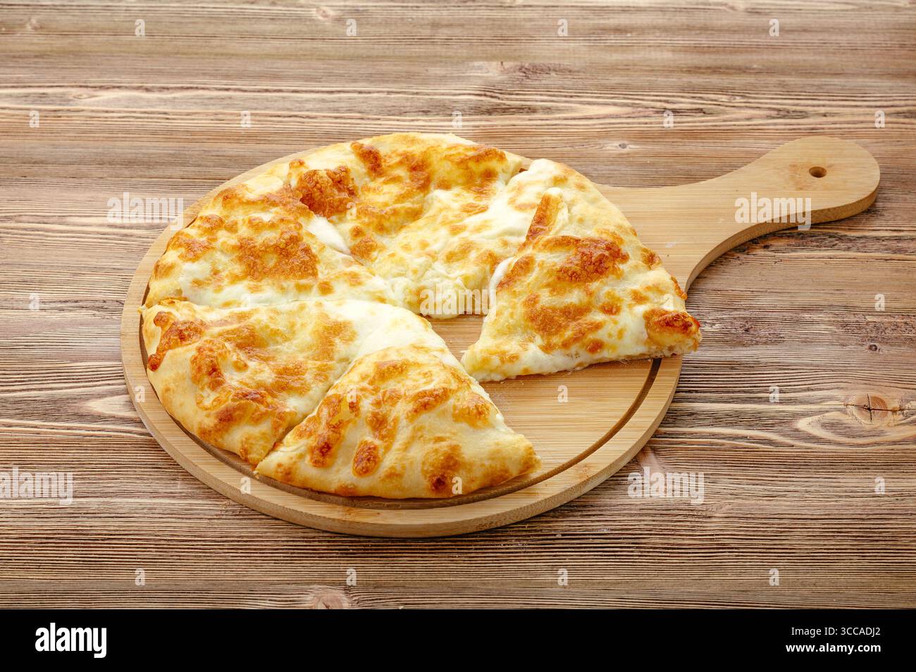torta di formaggio su un tavolo di legno Foto Stock