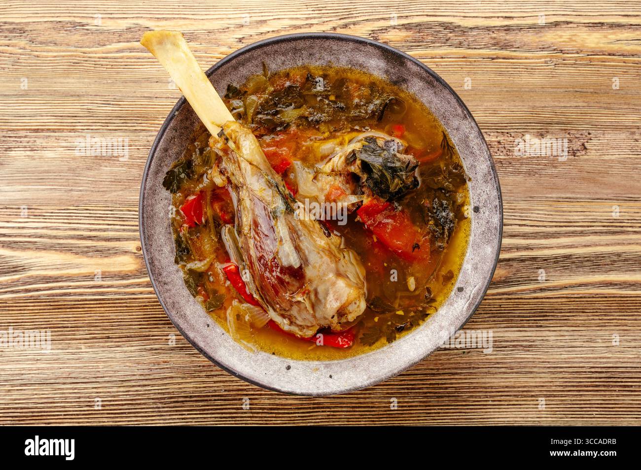 khashlama con gambo di agnello, erbe e verdure Foto Stock