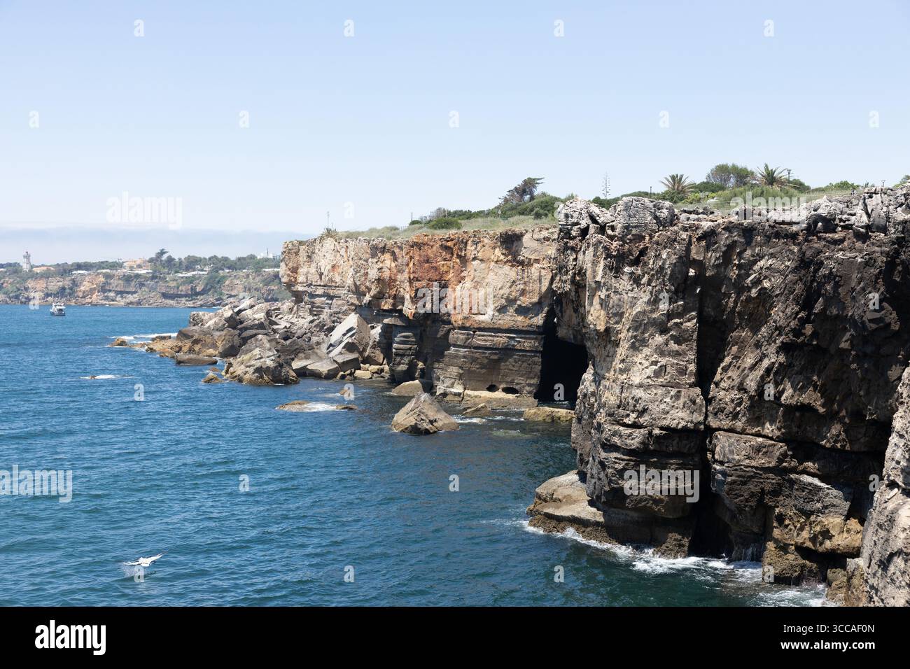 Scogliere costiere e grotte marine a Boca do Inferno a Cascais, Portogallo Foto Stock