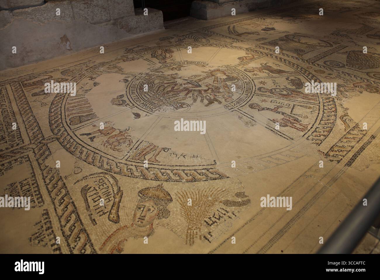 Zippori, Zodiaco, il calendario ebraico dei 12 mesi e l'elio, il Dio greco del Sole e parole in greco e aramaico, tutto su un mosaico in una sinagoga in rovina. Foto Stock