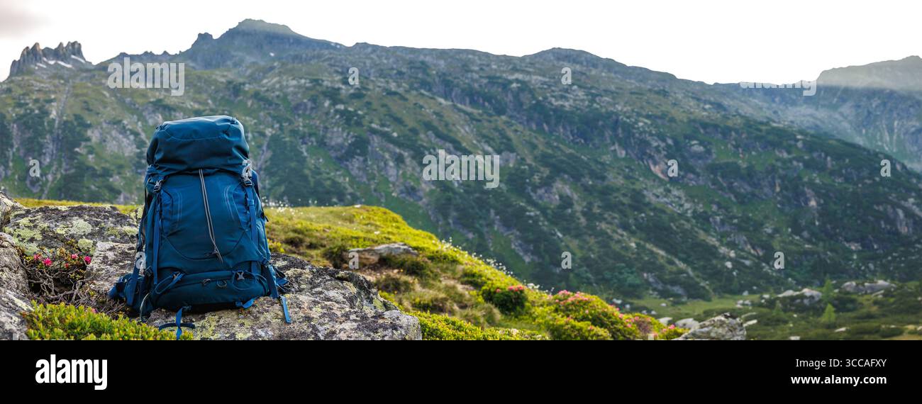 Zaino da trekking su roccia durante il trekking in montagna. Fai escursioni e viaggia con l'attrezzatura all'aperto. Vista panoramica Foto Stock